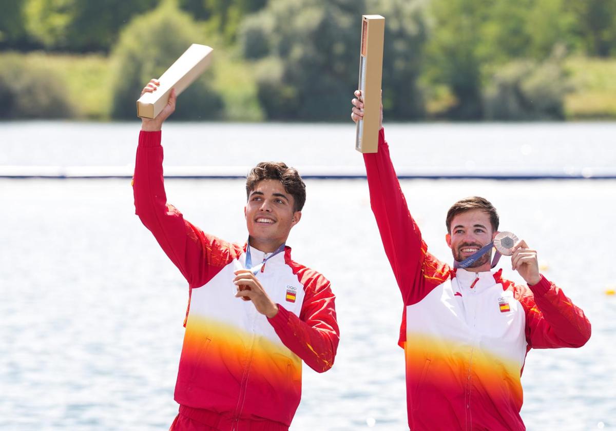 Diego Domínguez y Joan Antoni Moreno posan con la medalla de bronce.