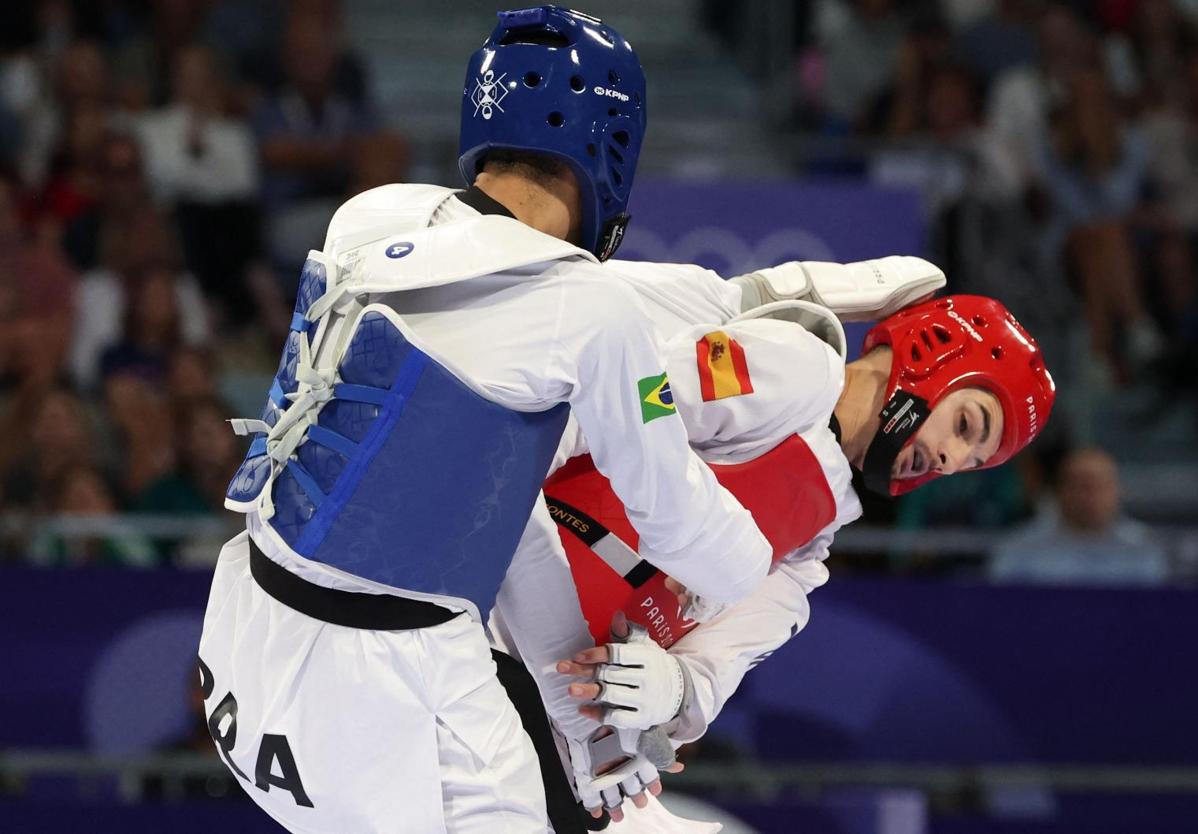 Javier Pérez Polo, de rojo, durante el combate por el bronce.