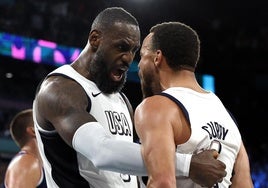 LeBron James y Stephen Curry, tras la victoria de EE UU ante Serbia.