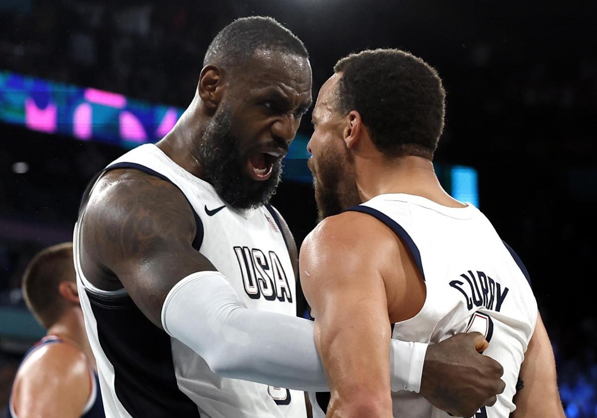 LeBron James y Stephen Curry, tras la victoria de EE UU ante Serbia.