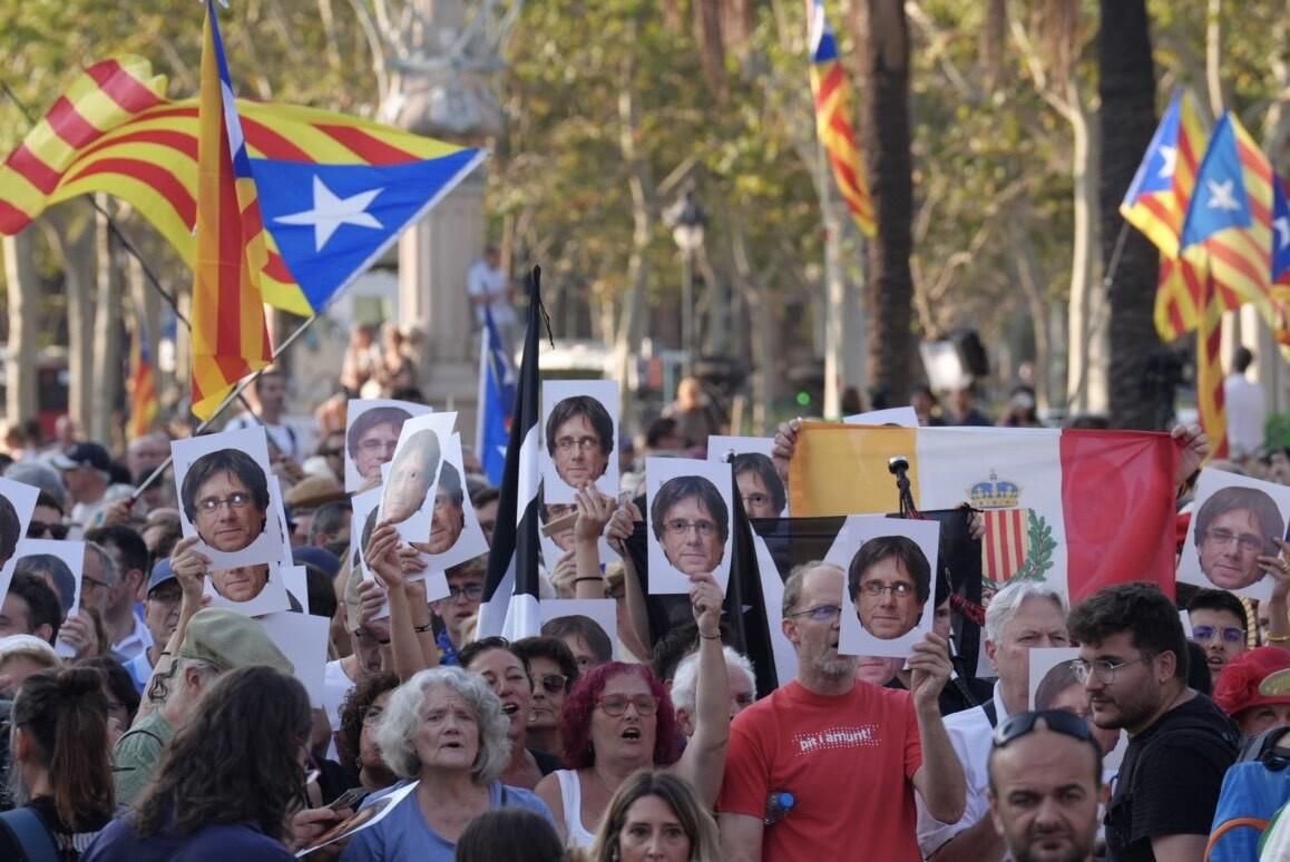 Muchos de los seguidores de Puigdemont han portado folios con la cara del expresident. 