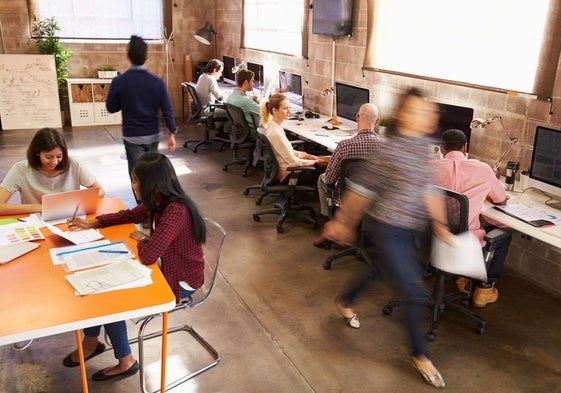 Empleados trabajando en una oficina.