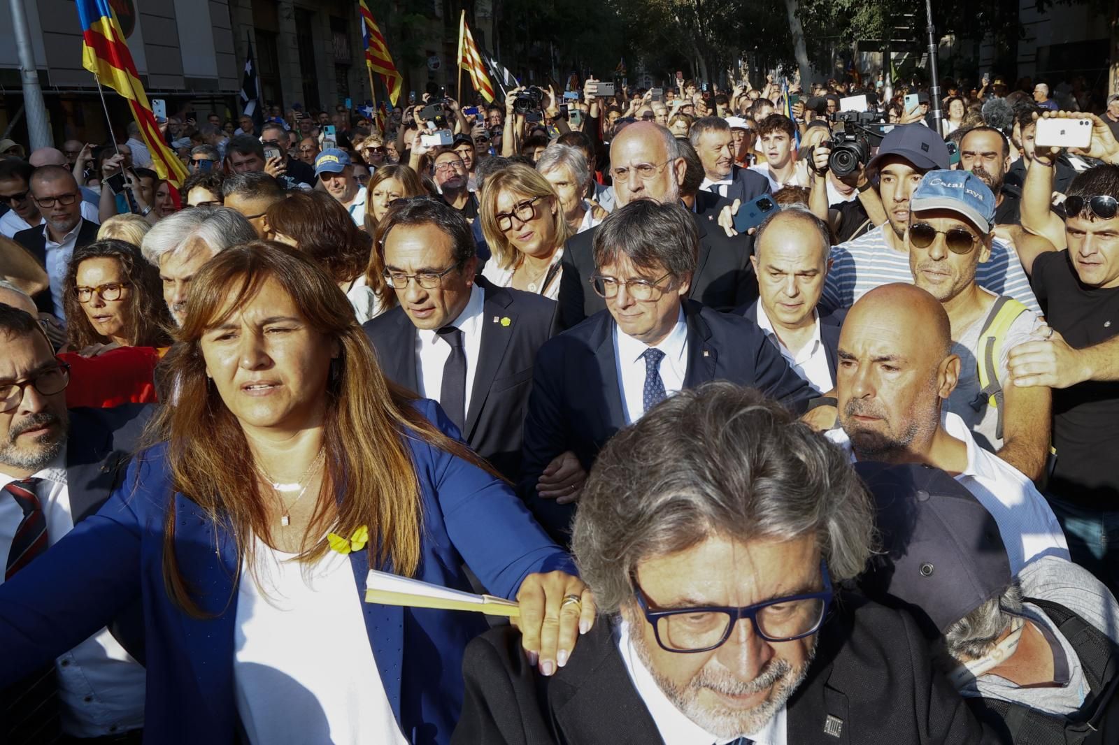 Puigdemont aparecía minutos antes de las 9 de la mañana entre sus seguidores y rodeado por Borrás -en primer plano-, Rull -a su derecha- y Turull -a su izquierda-.