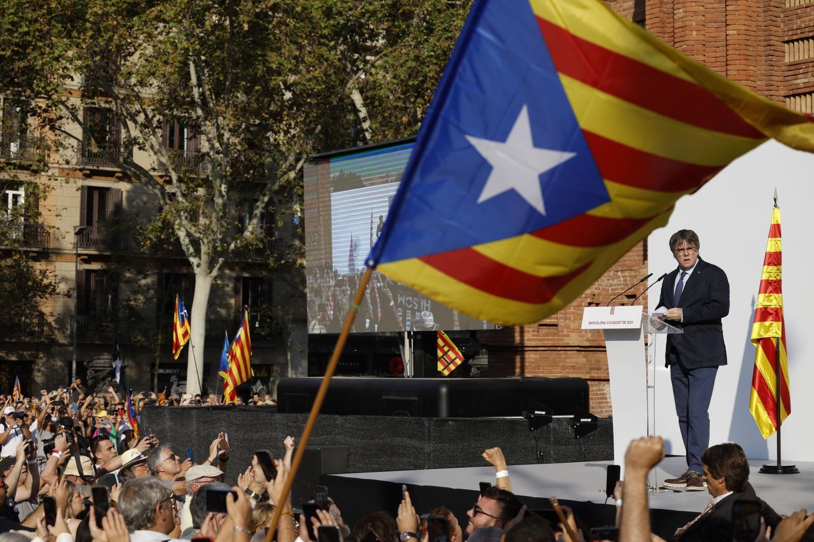 «En un país donde las amnistías no amnistían no nos interesa estar», ha proclamado Puigdemont, que ha lamentado que «ser catalán se haya convertido en una cosa sospechosa». «Ni es ni será nunca un delito hacer un referéndum», ha dicho el líder nacionalista en su discurso, evocando a la convocatoria ilegal del 1 de octubre de 2017.