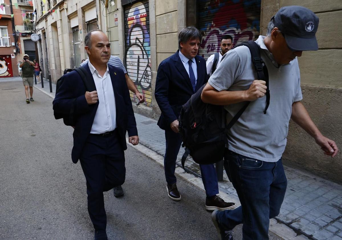 Carles Puigdemont (centro), acompañado de Jordi Turull y de su abogado, Gonzalo Boye (con gorra), este jueves en Barcelona poco antes de llegar al acto del Consell.