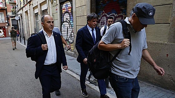 La nueva fuga de Puigdemont convierte en un esperpento la investidura de Illa
