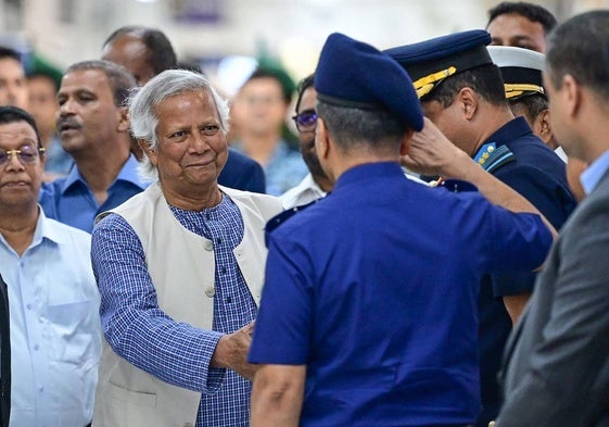 Mohamed Yunus saluda a los militares que le esperaban a su llegada el aeropuerto de Daca.