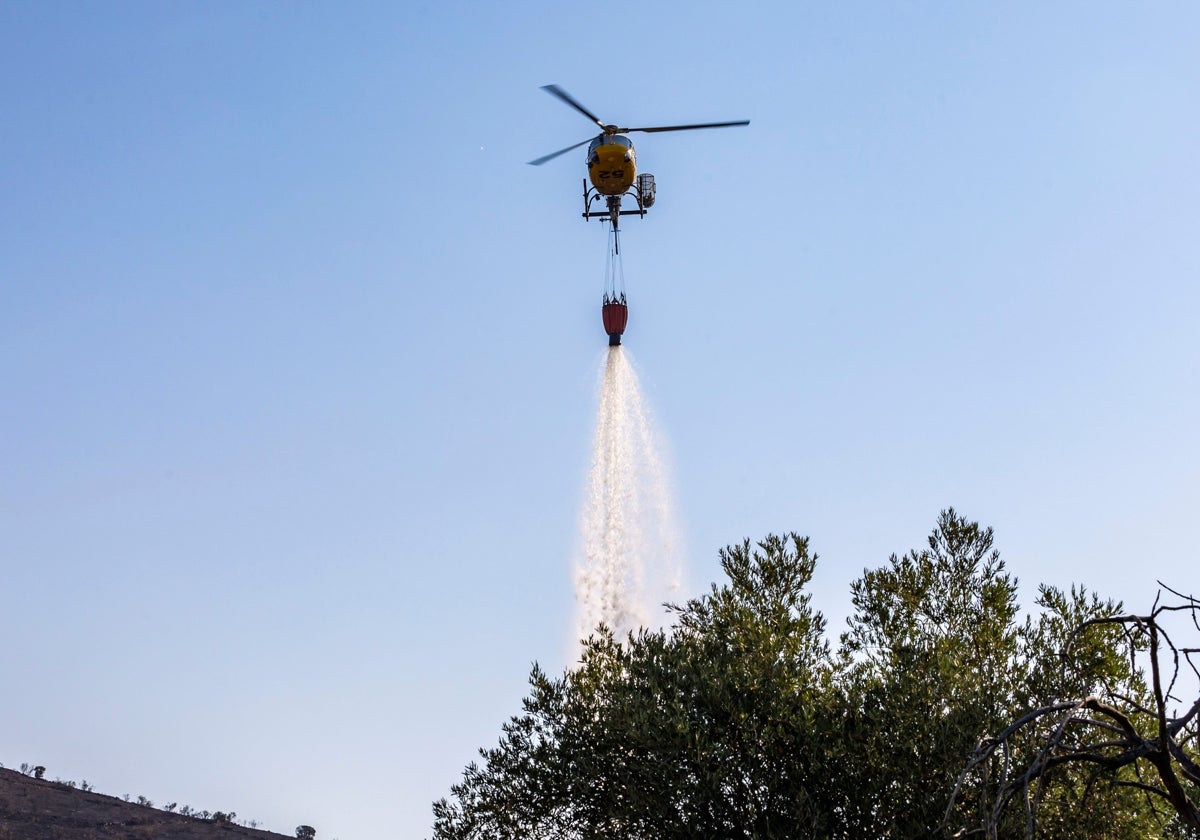 Un helicóptero descarga agua esta semana sobre el incendio forestal de La Estrella (Toledo).