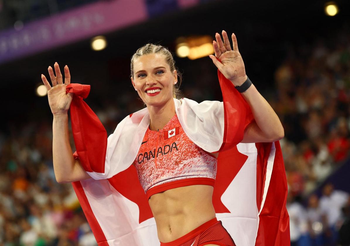 Alysha Newman, celebrando su bronce en París 2024