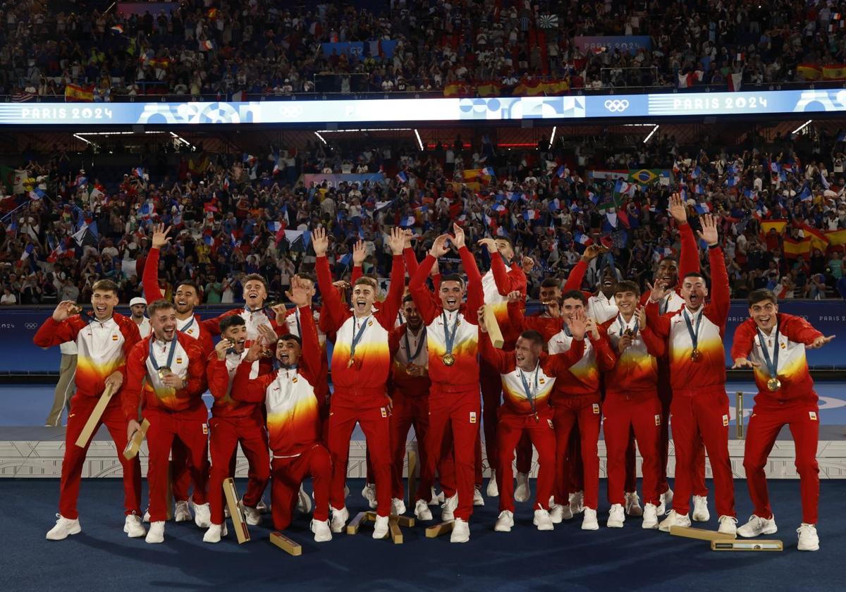 Los jugadores de la selección española, tras colgarse la medalla de oro.