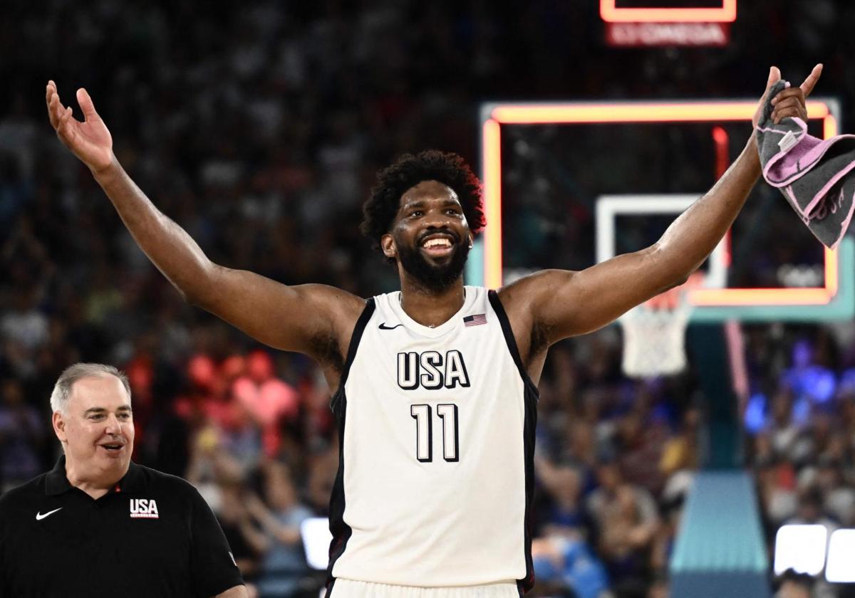 Joel Embiid celebra el triunfo de EE UU en semifinales ante Serbia.