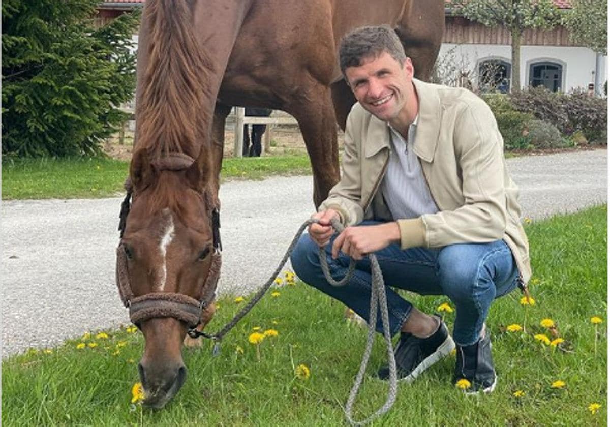 Thomas Müller, junto a Checker ganador de la medalla de oro