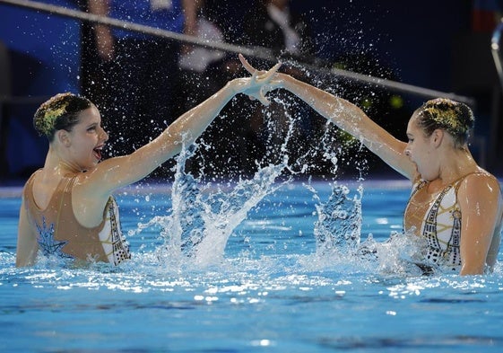 Iris Tió y Alisa Ozhogina compiten en la prueba de dúo rutina libre.