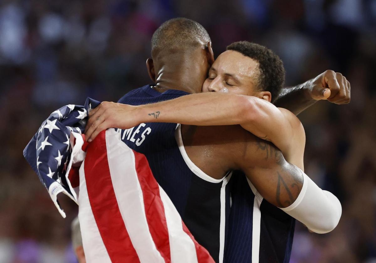 LeBron James abraza a Stephen Curry.