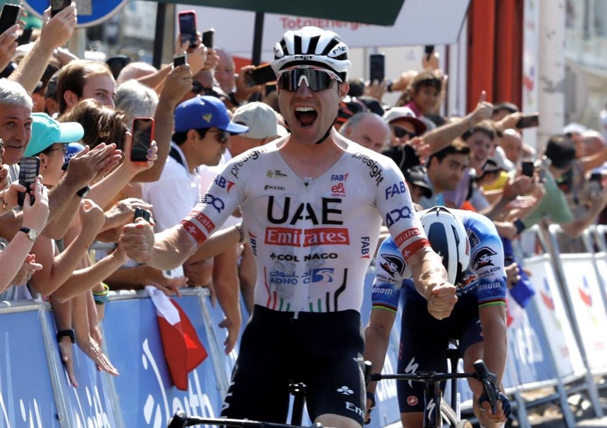 Hirschi, exultante, celebra la victoria con Alaphilippe en segundo plano.