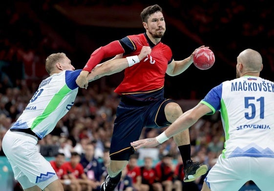 Álex Dujshebaev ejecuta un lanzamiento durante el partido por el bronce ante Eslovenia.