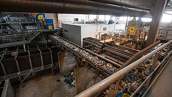 Hallan el cadáver de un bebé entre la basura de una planta de reciclaje en Granada