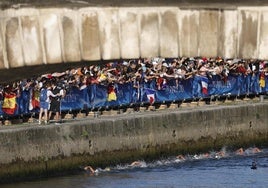 Aficionados a orilla del Sena durante la prueba de aguas abiertas de natación.