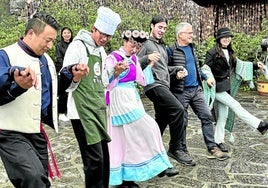 Los naxi nos enseñan a bailar sus danzas con suerte desigual