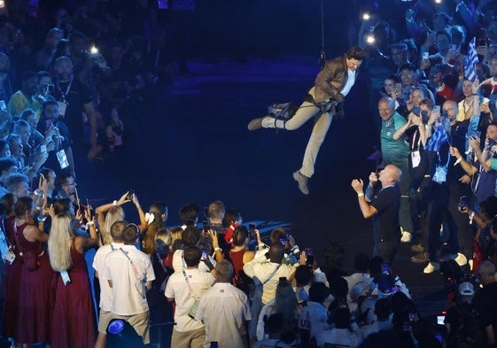 Tom Cruise desciende en el Stade de France durante la ceremonia de clausura de París 2024.