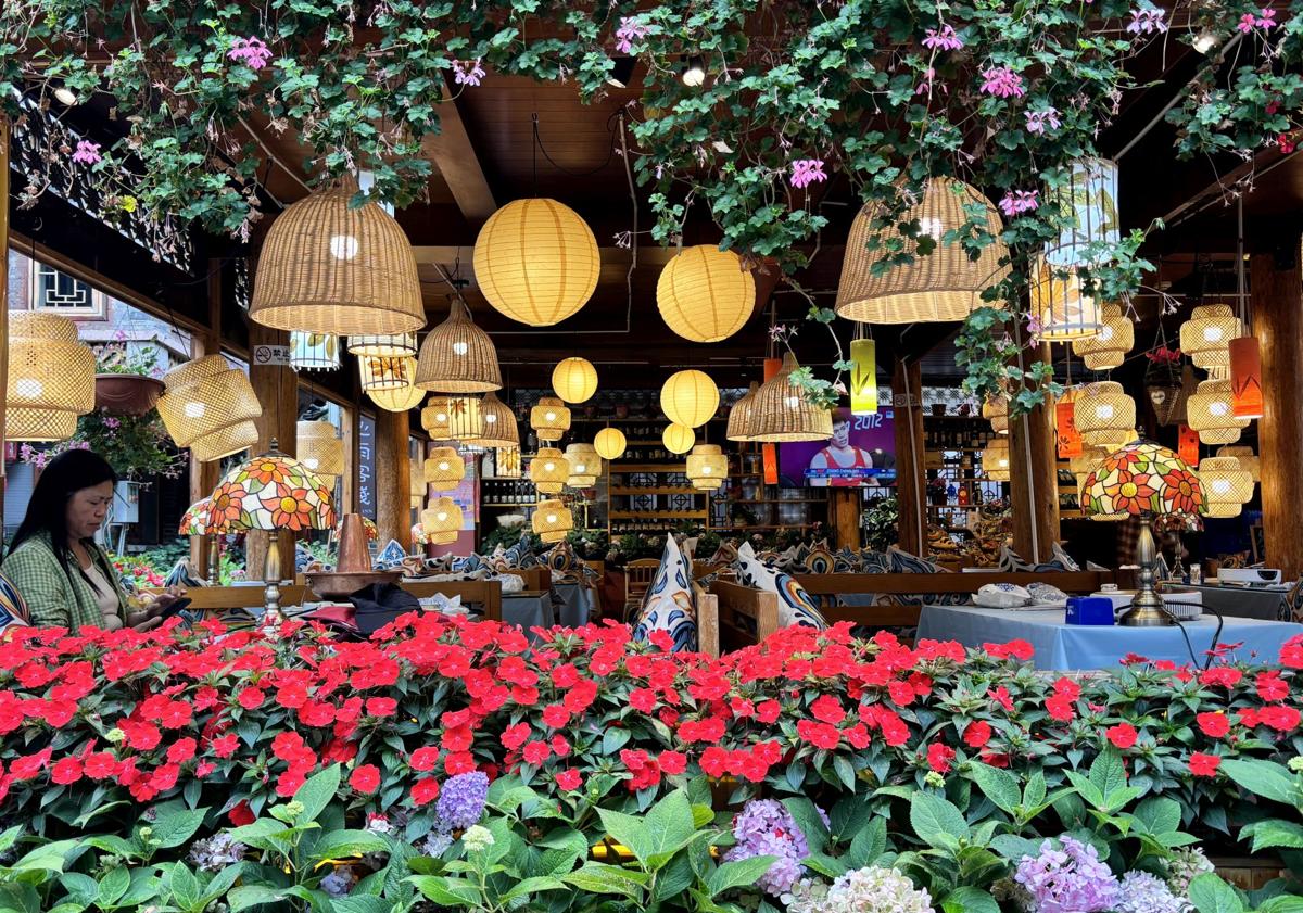 Imagen principal - Arriba, una cafetería de la antigua Lijiang, a todo color. Abajo, a la izquierda, aprendiendo a escribir naxi. A la derecha, la plaza de la ciudad.