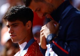 Carlos Alcaraz y Novak Djokovic en el podio de la final de tenis