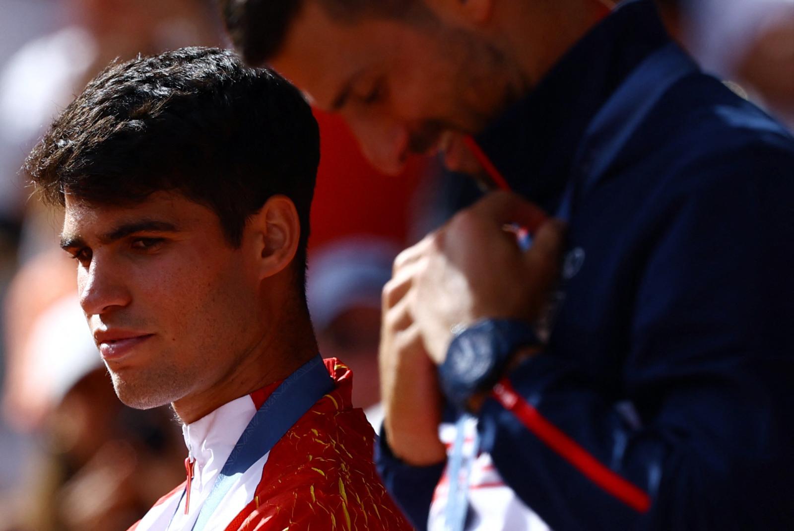 Carlos Alcaraz y Novak Djokovic en el podio de la final de tenis