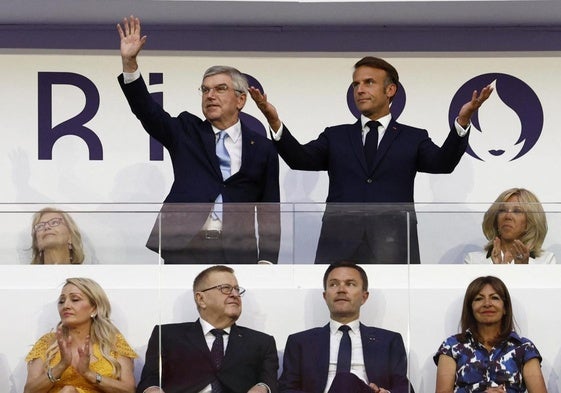 El presidente del COI, Thomas Bach, y el presidente de Francia, Emmanuel Macron, saludan durante la ceremonia de clausura de París 2024.