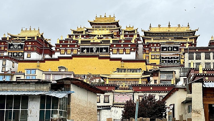 Llegamos a Shangri-La, que ni se llama así ni es la aldea de recogimiento que creía