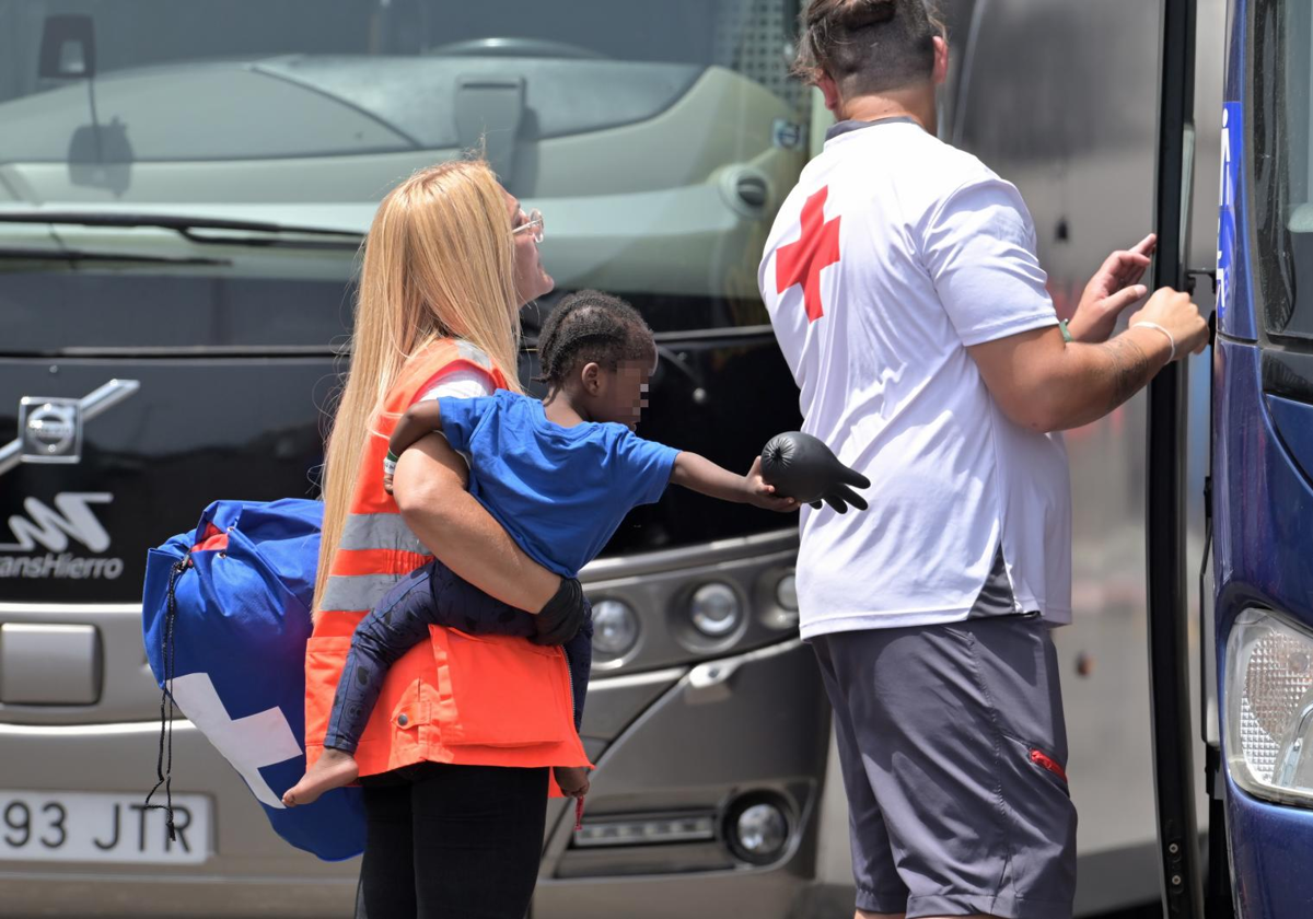 Uno de los niños que han llegado en patera este martes a Canarias