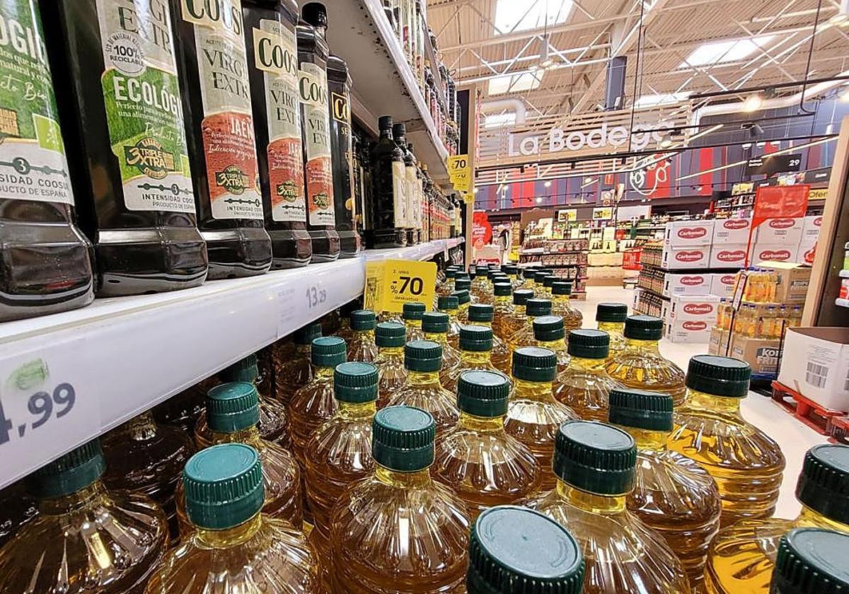 Botellas de aceite en un supermercado