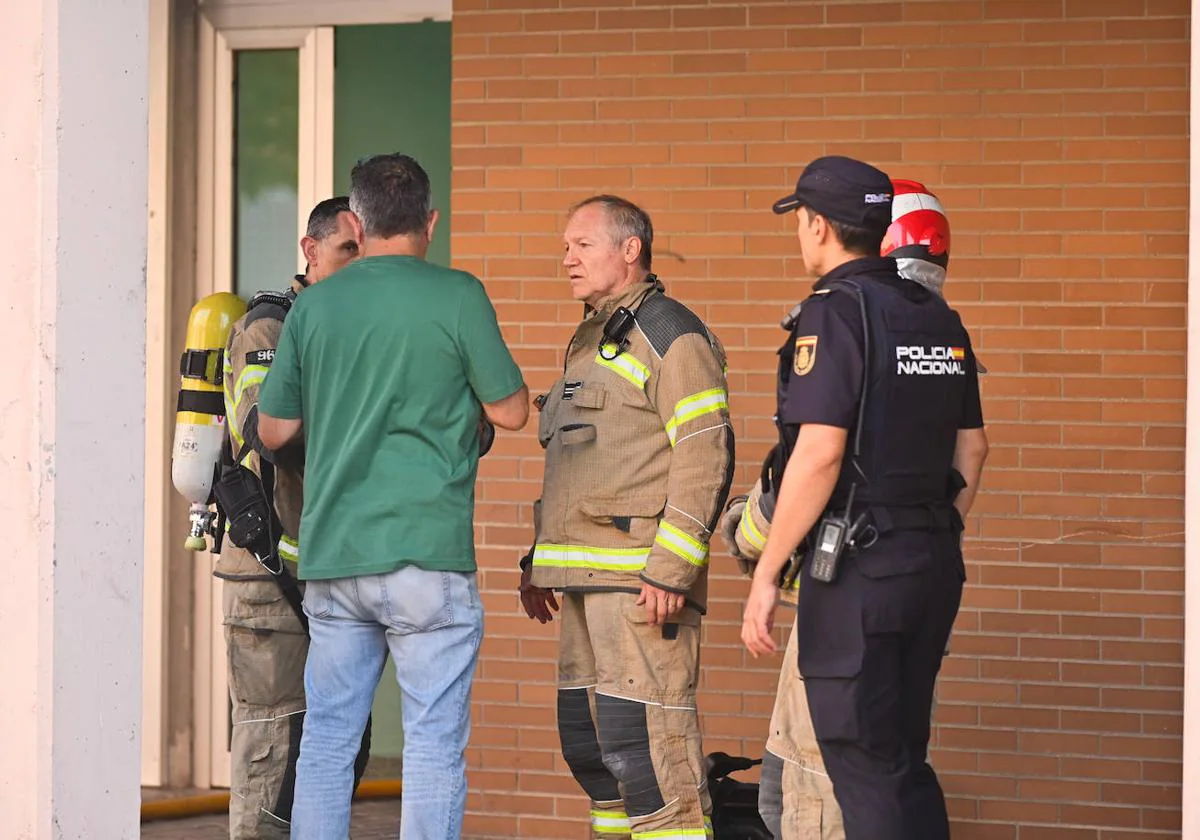 Agentes de la Policía Nacional y Bomberos, tras el hallazgo del cuerpo sin vida de Mónica.