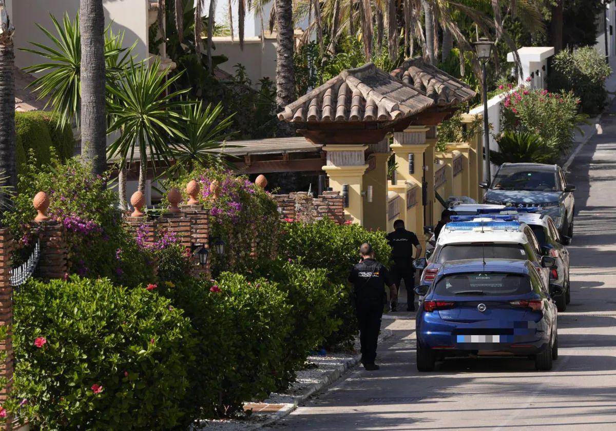 Dos agentes de la Policía Nacional en las inmediaciones de la villa en la que tuvo lugar el suceso.