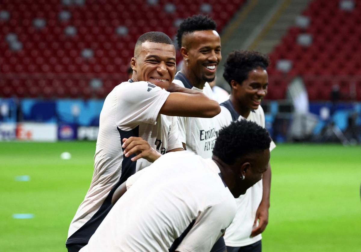 Mbappé bromea con Vinicius durante el entrenamiento del Real Madrid este martes en Varsovia.