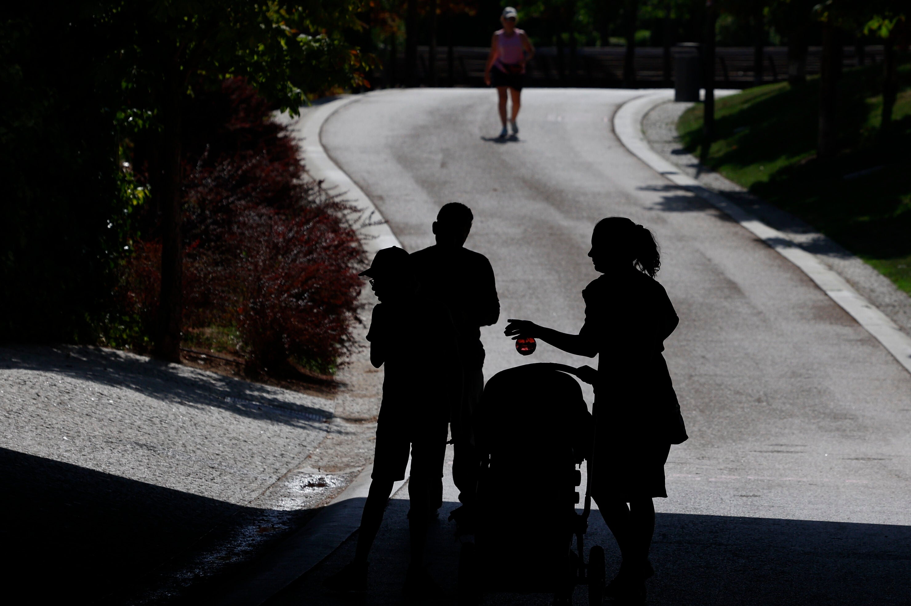 Familia a la sombra durante un episodio de ola de calor.