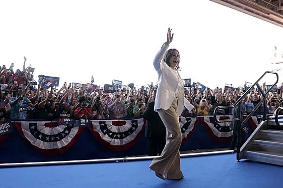 Kamala Harris se despide de los asistentes a un mitin.