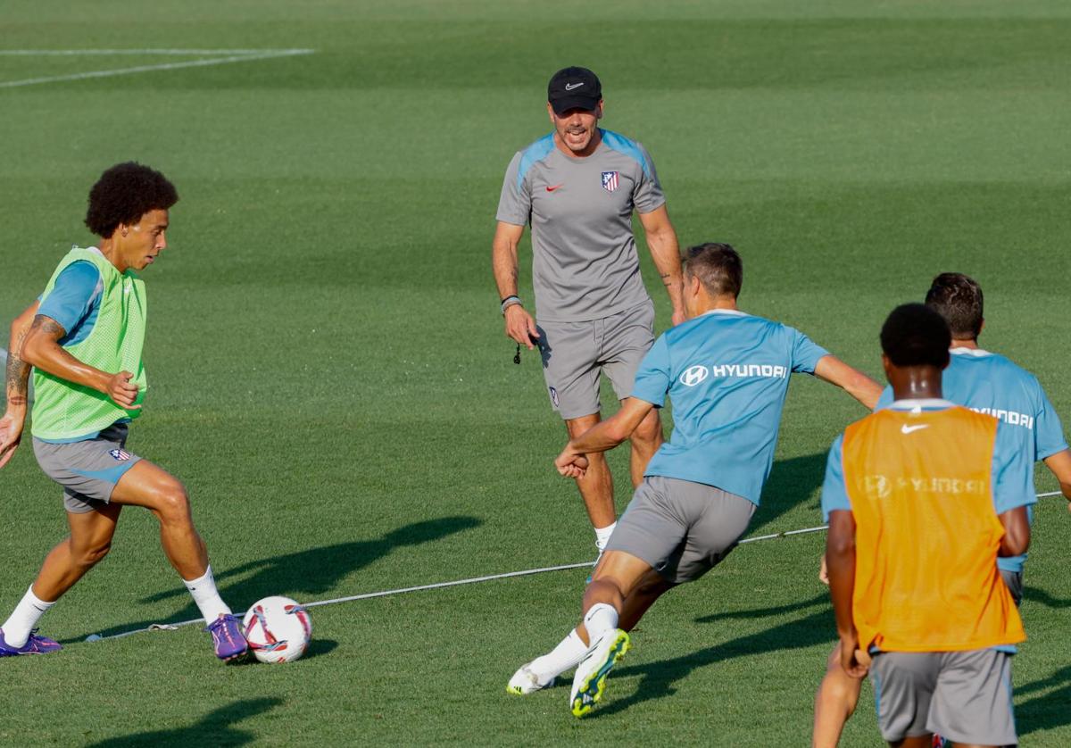 Simeone supervisa un entrenamiento del Atlético.