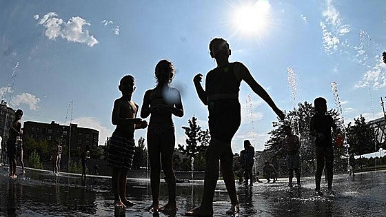 Los niños españoles sufren cuatro veces más días de calor extremo que sus abuelos