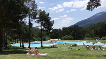 Ni en Suecia ni en Finlandia, esta es la piscina más original de España: escondida en un bosque y rodeada de montañas