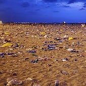 Imángenes de la playa de la Malvarrosa de Valencia, llena de basura, tras la celebración de la noche de San Juan.