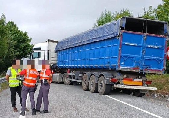 Camión que conducía el vallisoletano, cruzado en la A-1 este lunes.