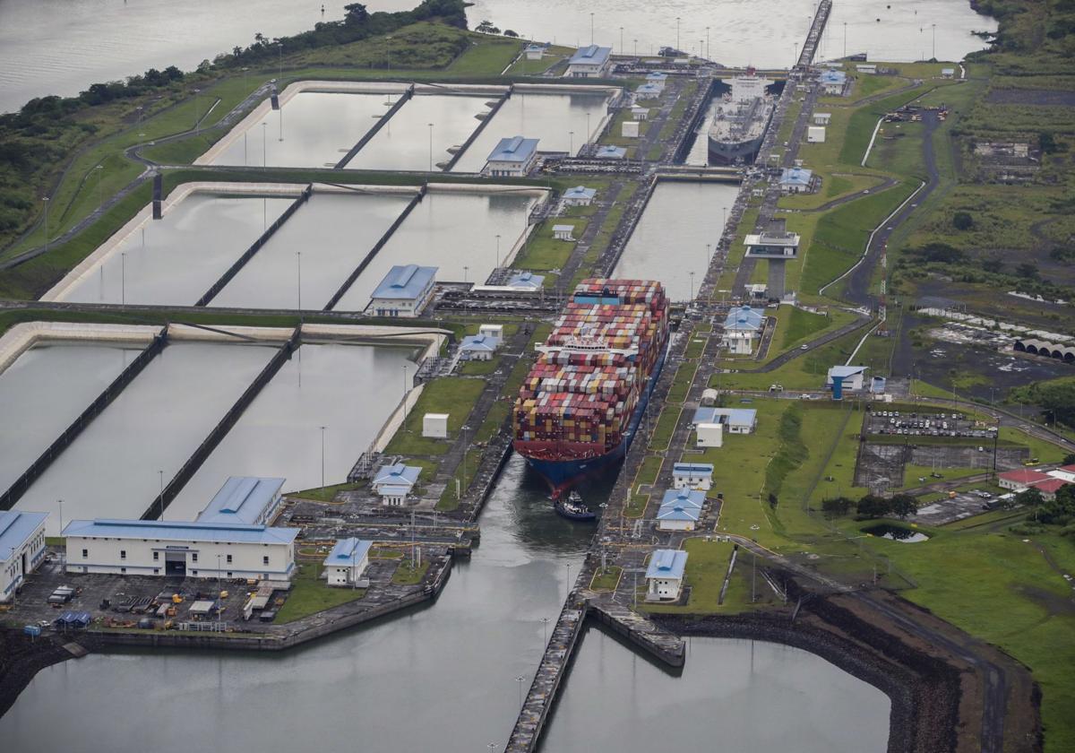 Un carguero en las esclusas de Cocolí del canal de Panamá.