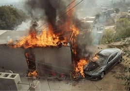 El incendio en la vivienda provocado por el Tesla.