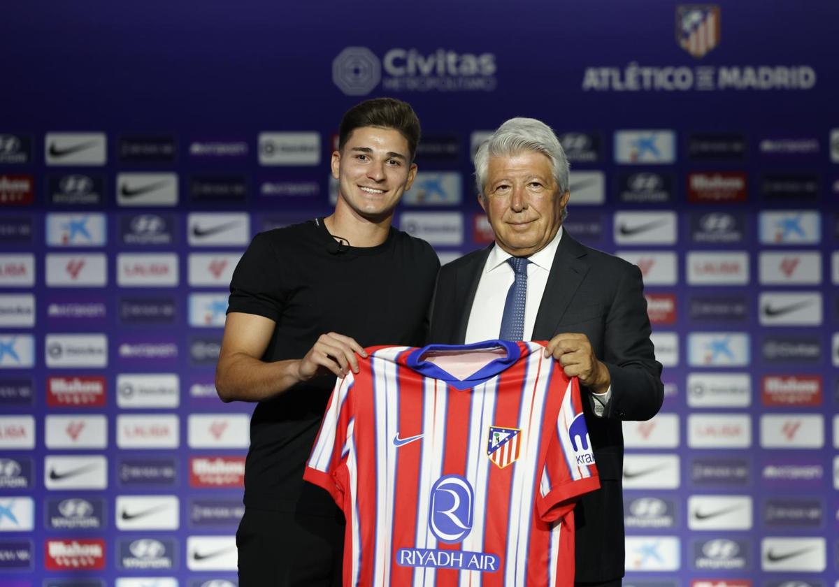 Julián Álvarez, junto a Enrique Cerezo durante su presentación como nuevo futbolista del Atlético.