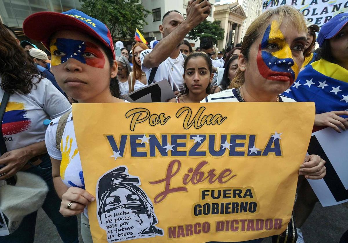 Decenas de personas se manifiestan en apoyo a la oposición venezolana en Sao Paulo.