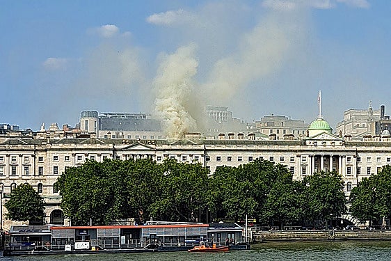 Incendio en Somerset House, un emblemático palacio de Londres junto al Támesis