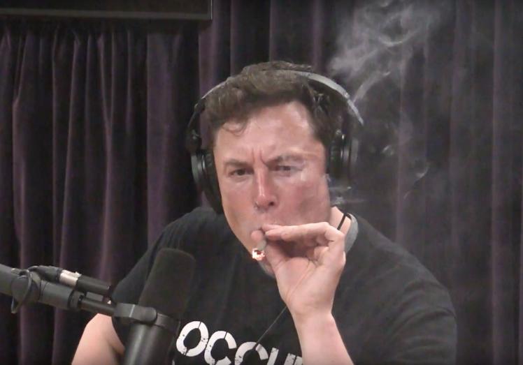 Musk no dudó en fumar marihuana mientras grababa un podcast con su amigo Joe Rogan