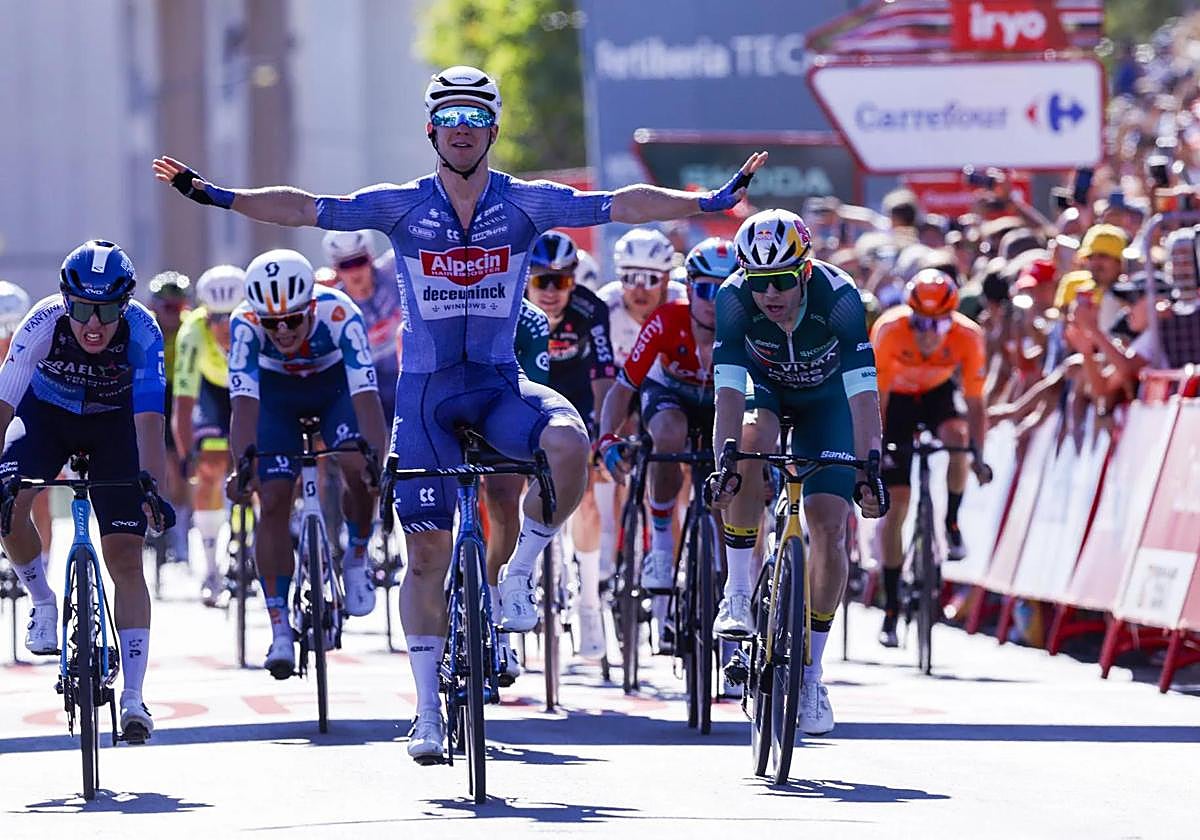 Kaden Groves celebra su victoria en la segunda etapa de la Vuelta.