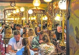 Comensales en el Bouillon Chartier, de 1896, que mantiene su decoración Art Nouveau.