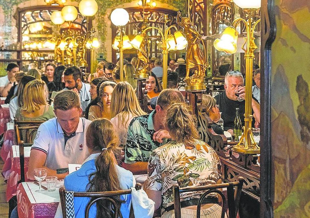 Comensales en el Bouillon Chartier, de 1896, que mantiene su decoración Art Nouveau.